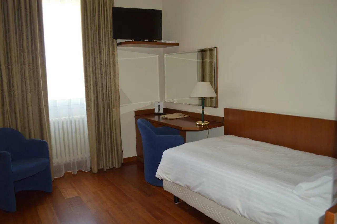 City Hotel 瓦雷泽